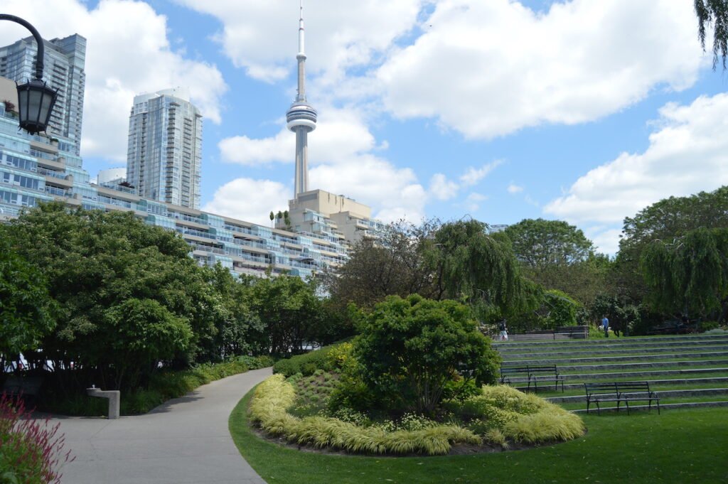 Perch Capital handles deal flow and risk mitigation at scale by utilizing Perch's automation and analytics technologies, which results in lower operational costs and higher potential returns for investors.