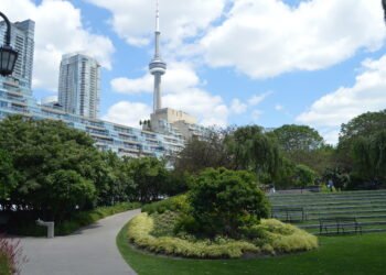 Perch Capital handles deal flow and risk mitigation at scale by utilizing Perch's automation and analytics technologies, which results in lower operational costs and higher potential returns for investors.