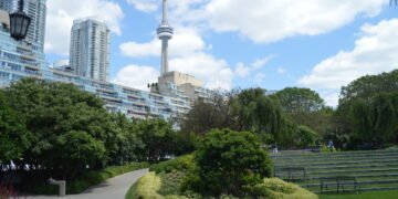 Perch Capital handles deal flow and risk mitigation at scale by utilizing Perch's automation and analytics technologies, which results in lower operational costs and higher potential returns for investors.